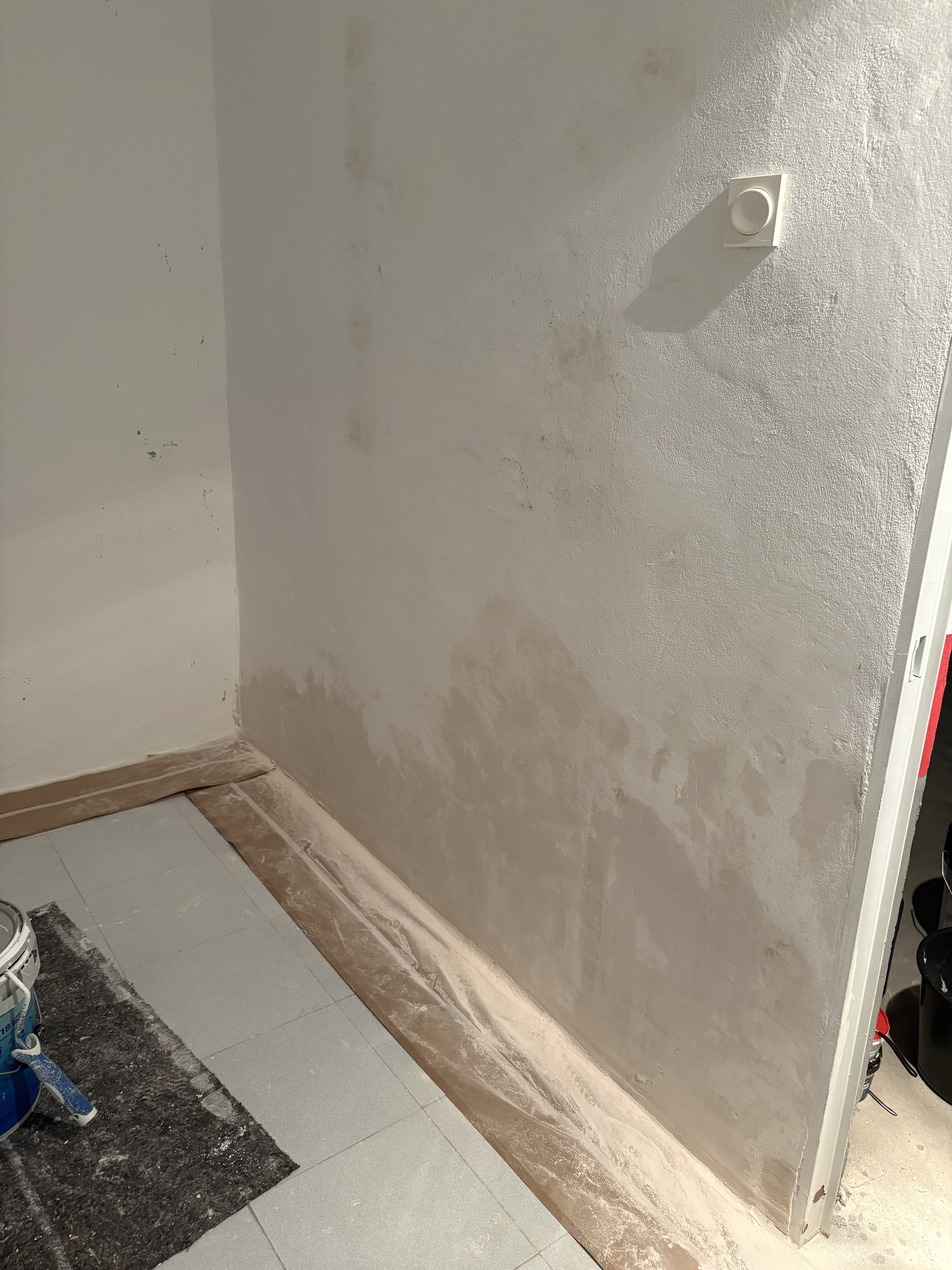 Cómo eliminar la humedad en paredes antes de pintar (guía profesional)